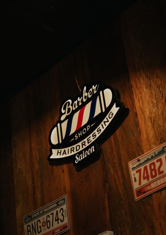 Letreiro de barbearia americana na parede da The Barber Pub
