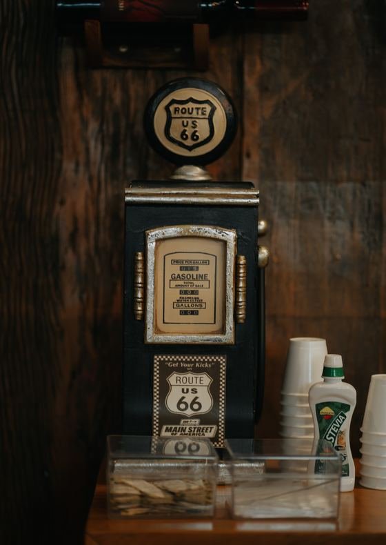 Bomba de gasolina antiga Route 66 na decoração da barbearia