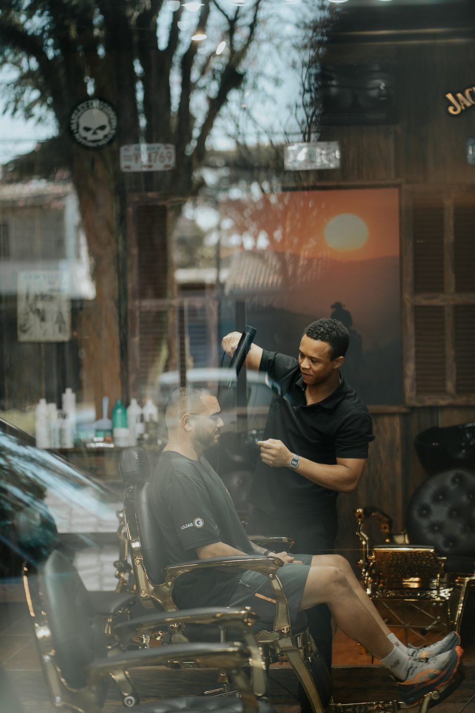 Corte clássico com risca lateral — The Barber Pub, barbearia em Maringá