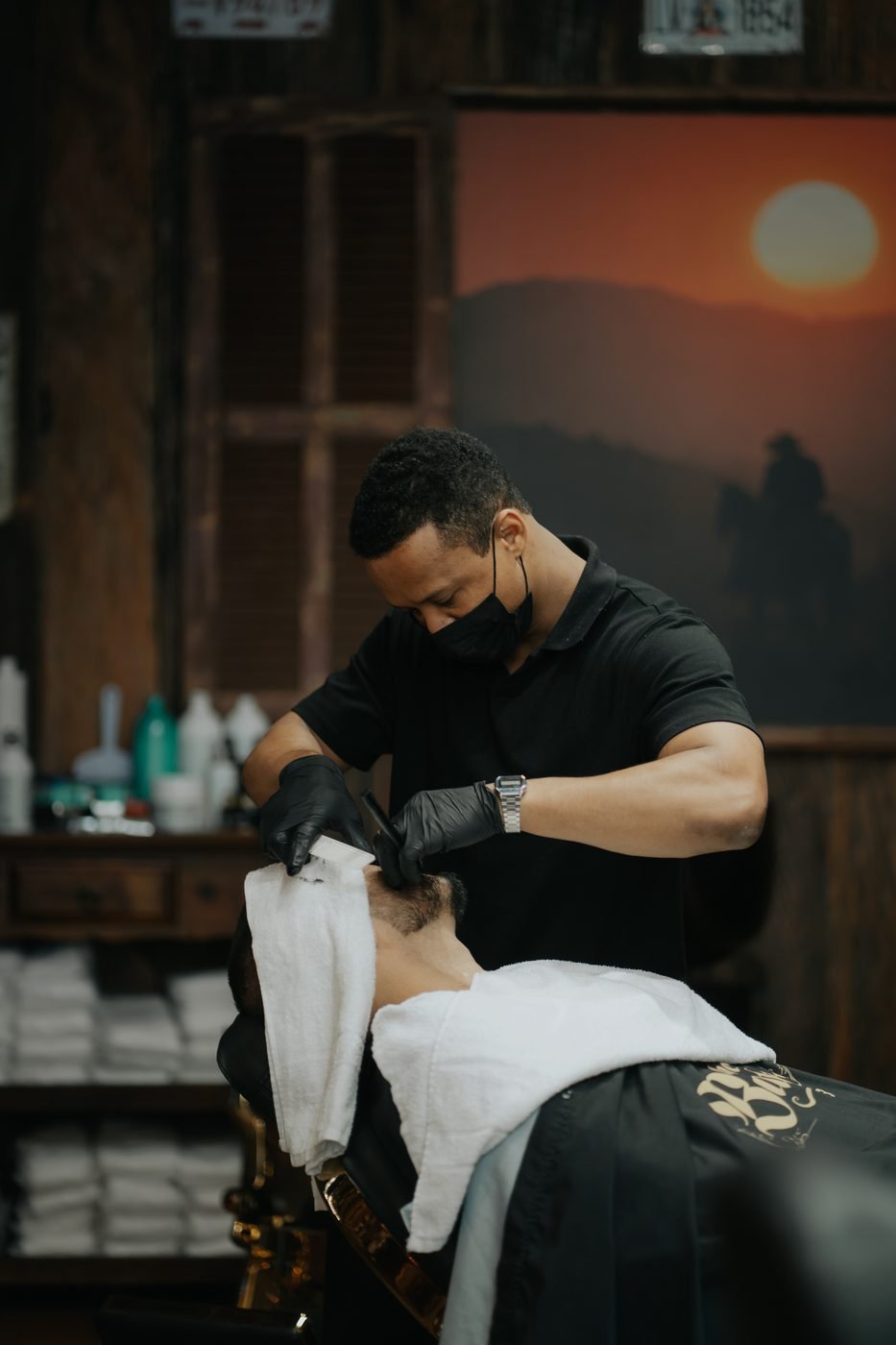 Corte masculino sendo feito na The Barber Pub, Maringá