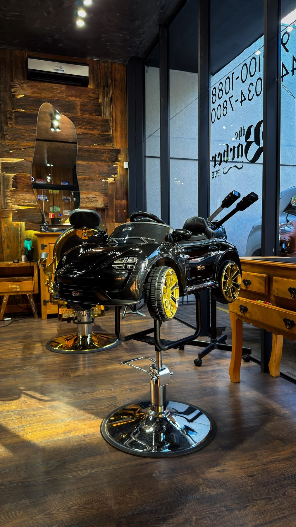 Cadeira infantil tema carro na The Barber Pub