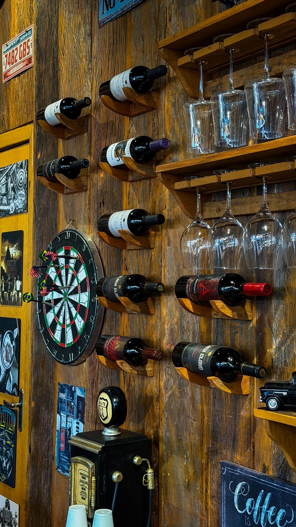 Adega de vinhos e dardos da The Barber Pub