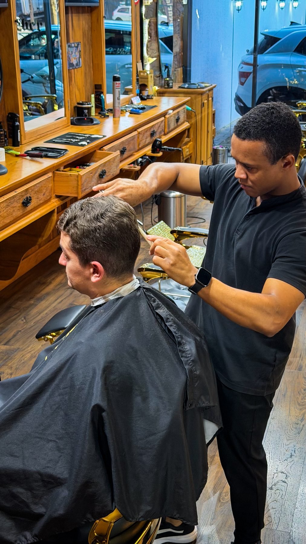 Barbeiro atendendo cliente na The Barber Pub