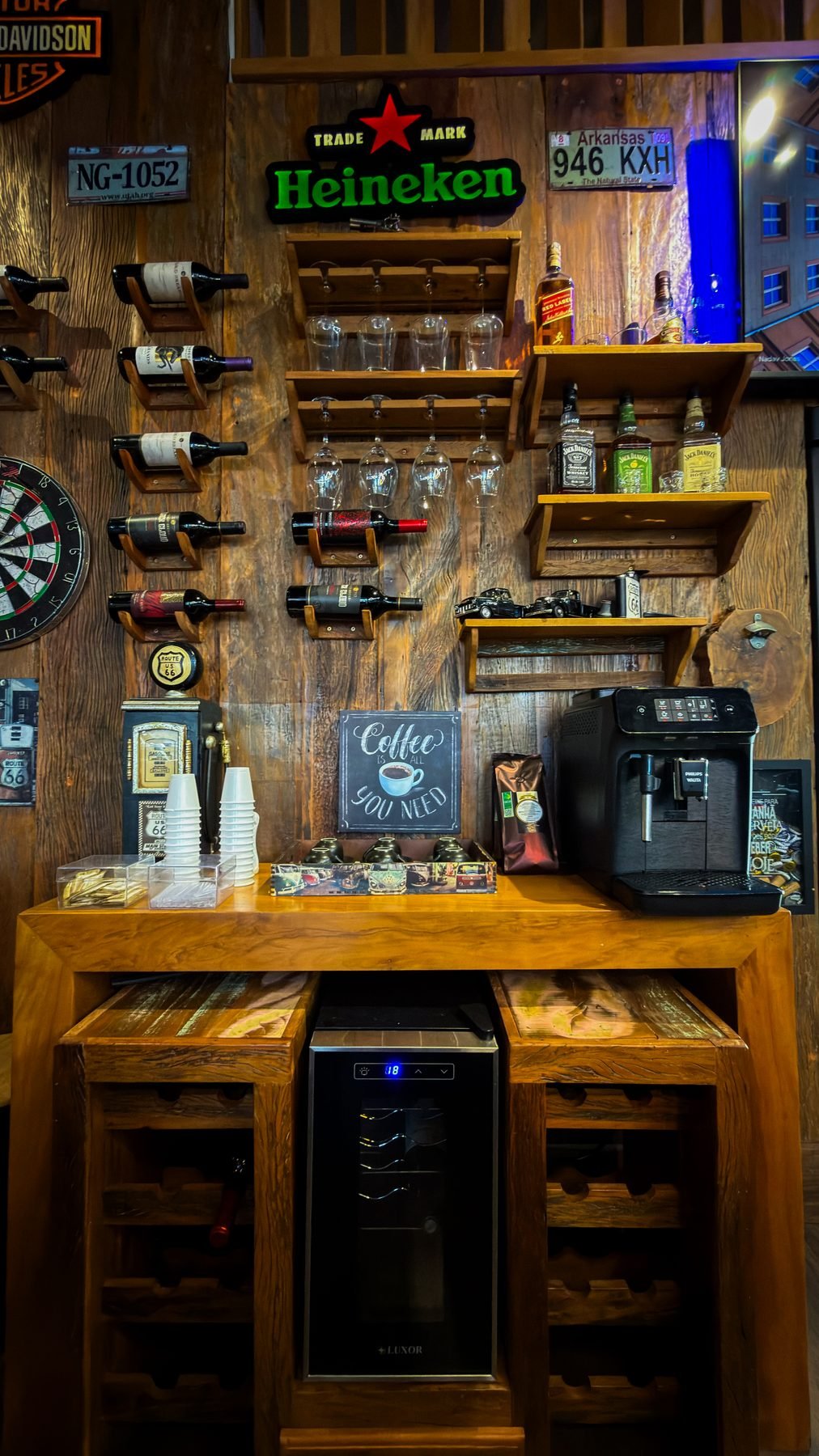 Cantinho de cafe e whisky da The Barber Pub