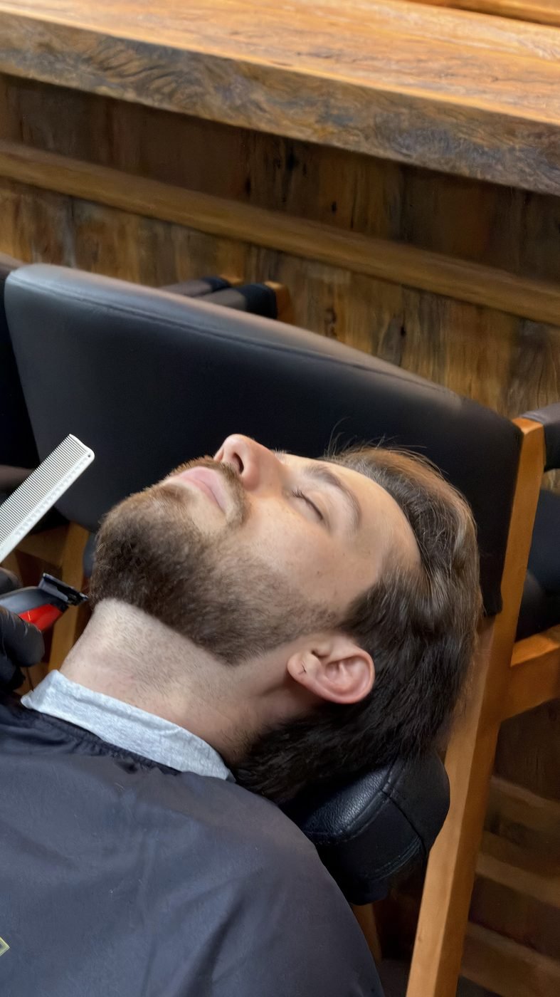 Barba sendo feita na The Barber Pub, em Maringá