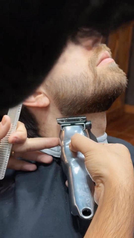 Acabamento de barba sendo feito na The Barber Pub
