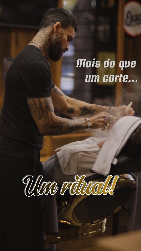 Barbeiro atendendo cliente na cadeira da The Barber Pub